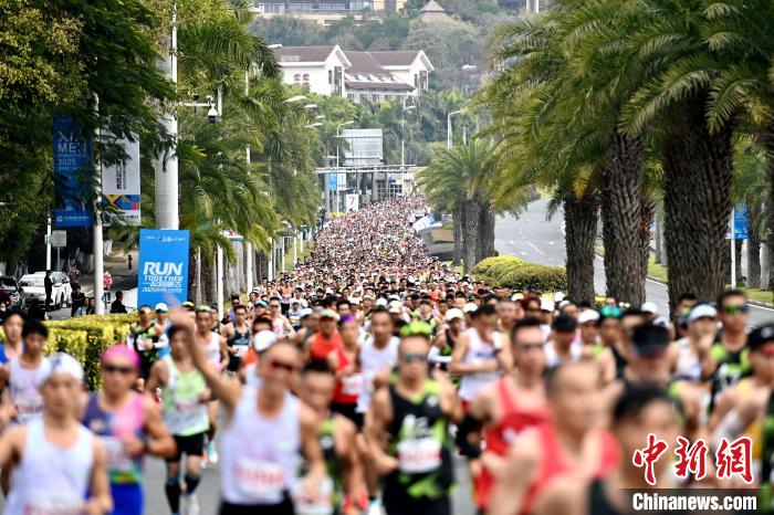 2025厦门马拉松开跑：男女冠军双双刷新赛会纪录