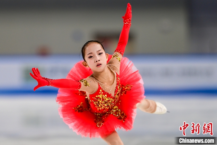 济南站12岁小将刘玉萱完成萨霍夫四周跳，首次在