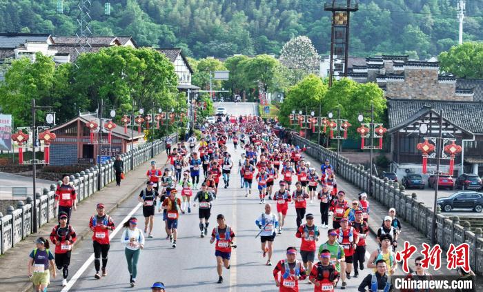 2025龙虎山第三届越野登山大赛开赛 2000余名选手