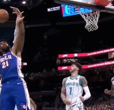 乔尔·恩比德肘击拉梅洛·鲍尔引发争议